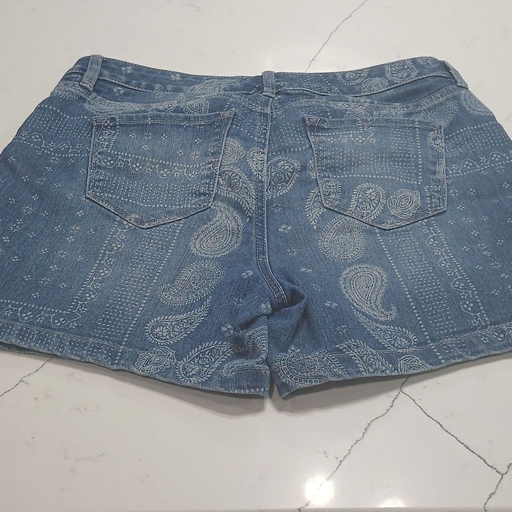 New Direction Blue Paisley Denim Shorts, size 10, pre-owned good conditions - Picture 6 of 6
